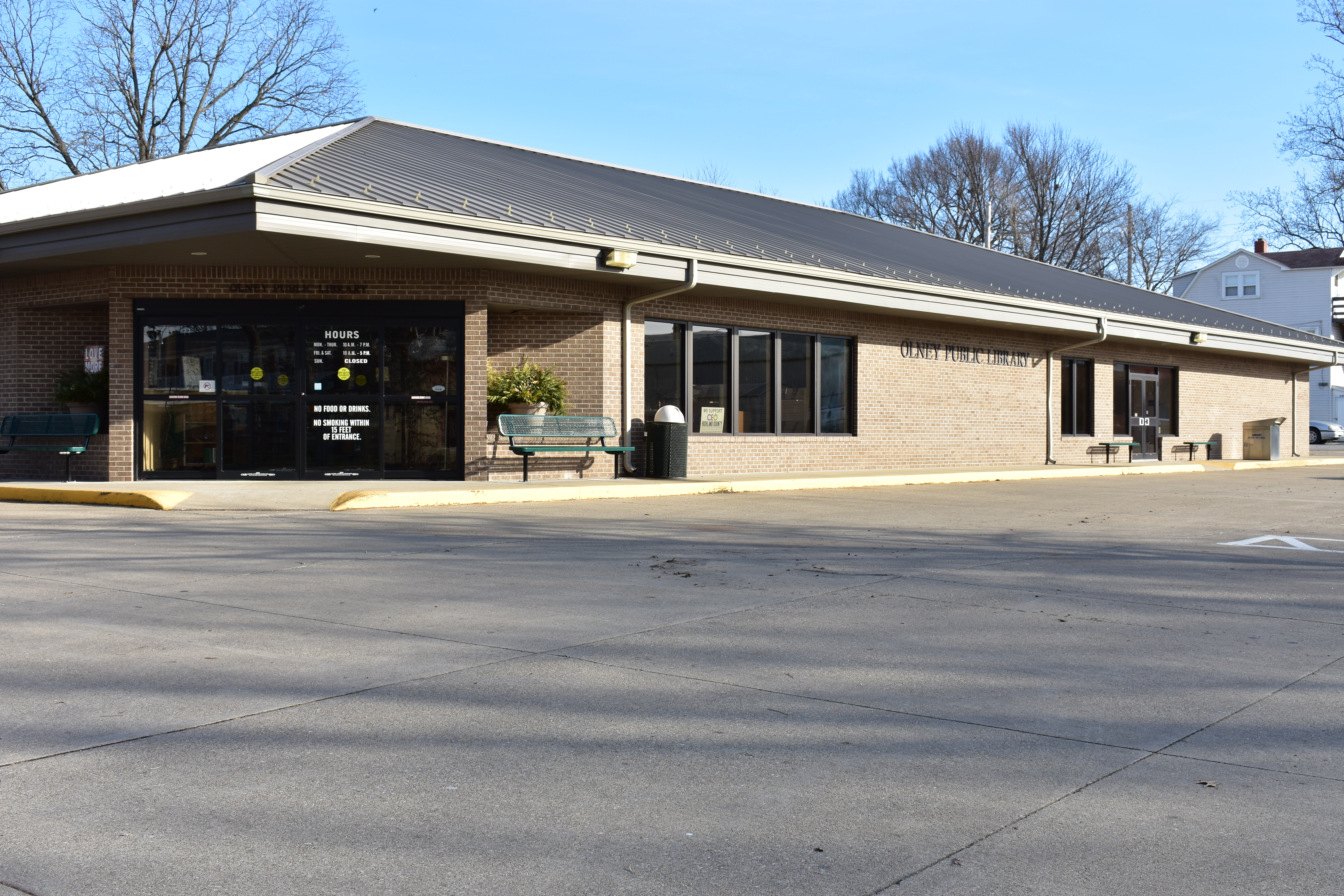 Picture of the outside of the lIbrary 15